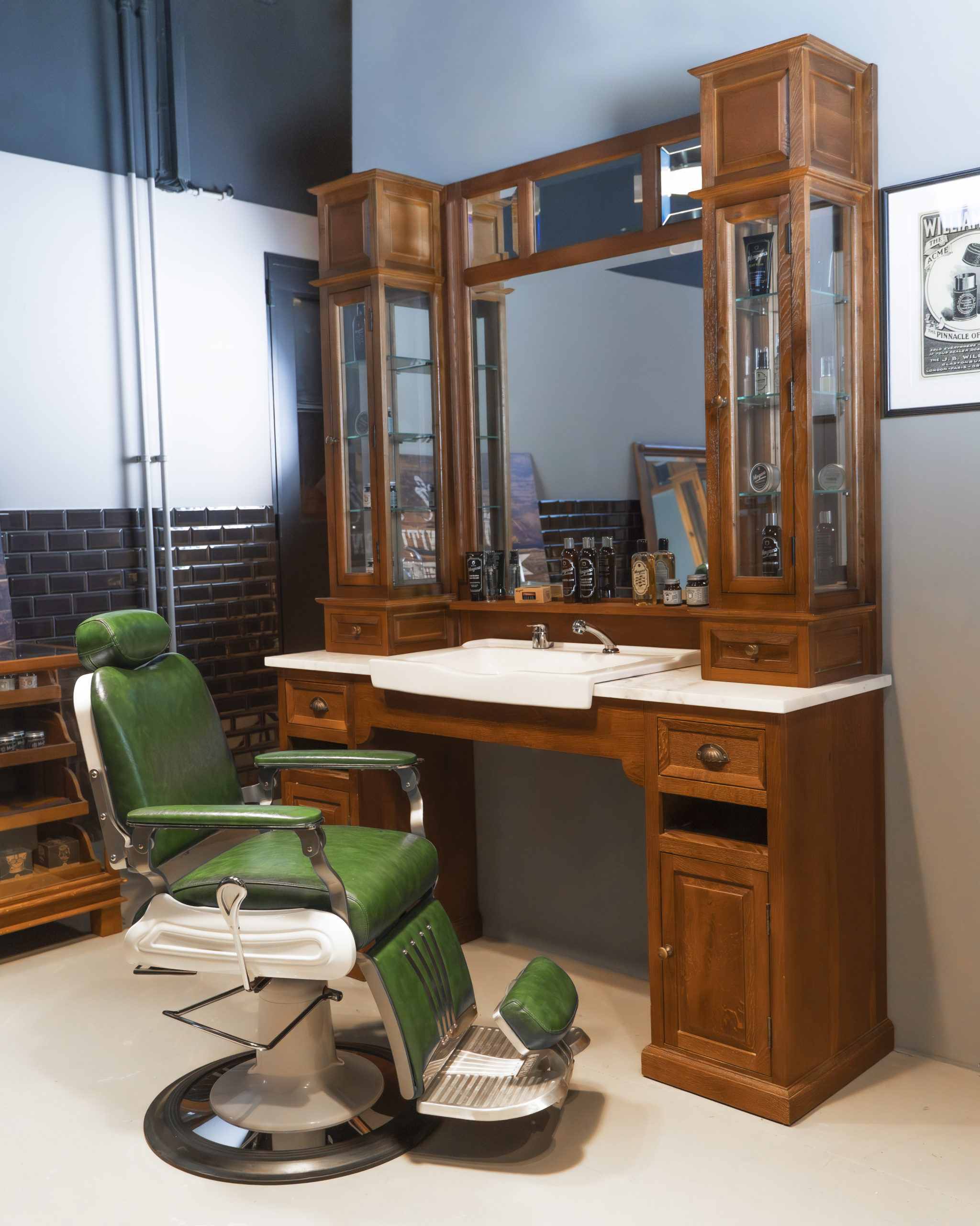 Barberunit | Classic barberfurniture | Oak wood | Barbershop furniture