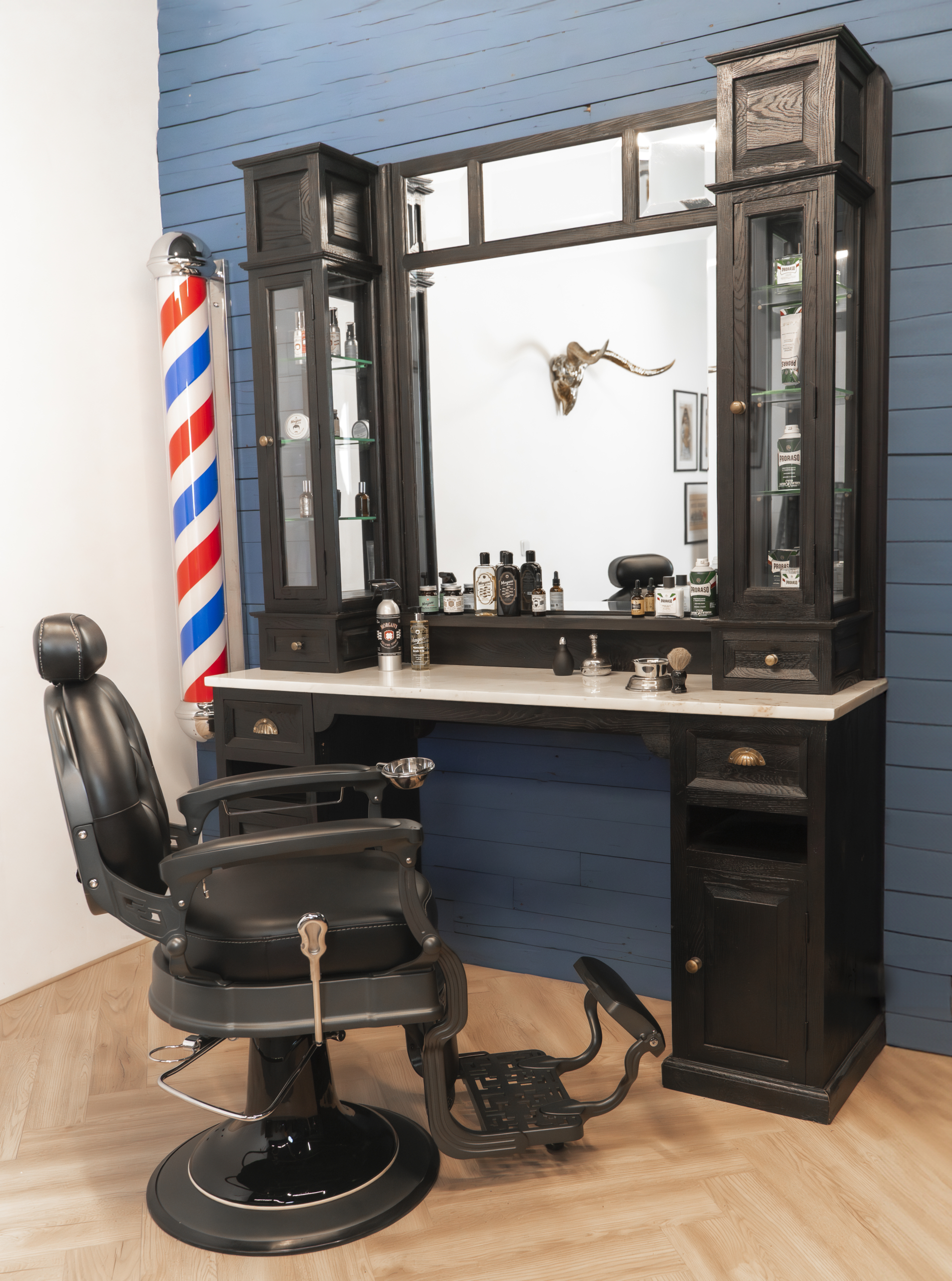 Classic Black barberunit | Barberfurniture | Barbershop furniture | Workstations